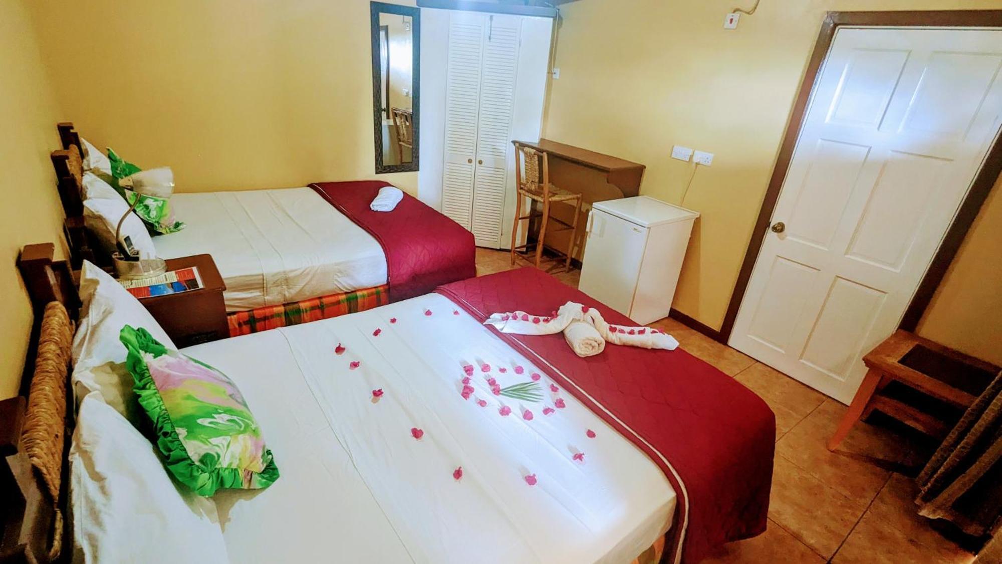 Sunset Lane Hotel Laborie Room photo