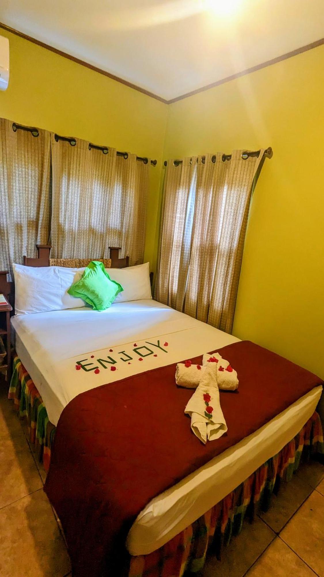 Sunset Lane Hotel Laborie Room photo